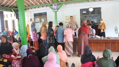Ratusan Warga di Blora Antri BLT Pengalihan Subsidi BBM