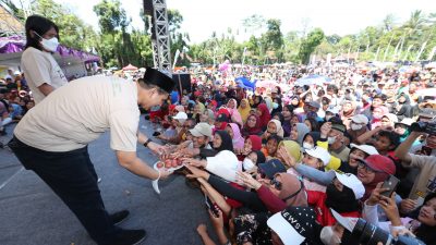 Cegah Stunting, Wagub Jateng Ajak Ribuan Warga Makan Telur Bersama