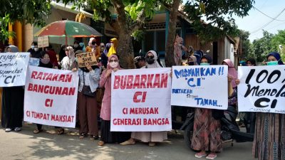 Puluhan Emak-emak Todanan Tuntut Penutupan Karaoke CI