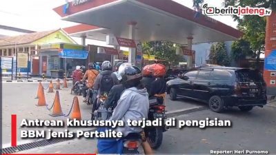 [Video] Harga BBM Batal Naik, Antrean Panjang Tetap Terjadi di SPBU