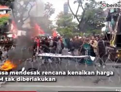 [Video] Tolak Kenaikan Harga BBM, Mahasiswa di Semarang Demo Bakar Ban
