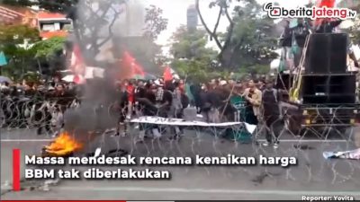 [Video] Tolak Kenaikan Harga BBM, Mahasiswa di Semarang Demo Bakar Ban