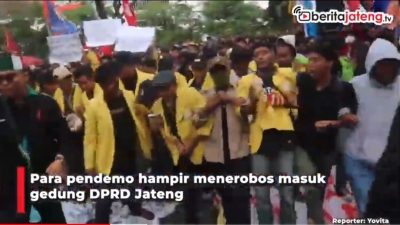 [Video] Demo Tolak Harga BBM Naik Diwarnai Aksi Lempar dan Nyaris Robohkan Pagar