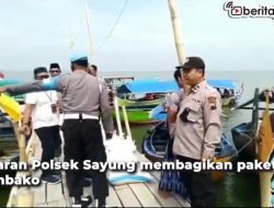 [Video] Naik Perahu, Polsek Sayung Bagikan Puluhan Paket Sembako