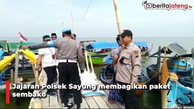 [Video] Naik Perahu, Polsek Sayung Bagikan Puluhan Paket Sembako