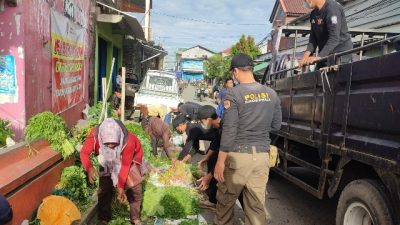 Satpol PP Tertibkan Pedagang Nekat Jualan di Tepi Jalan Sekitar Pasar Genuk 