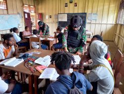 Satgas Yonif 405/SK Bantu Mengajar Siswa SMPN Jila Papua