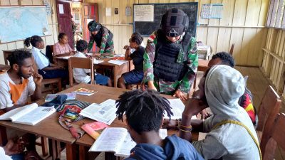 Satgas Yonif 405/SK Bantu Mengajar Siswa SMPN Jila Papua