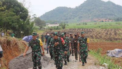 TMMD Kodim Jepara Bangun Jalan agar Perekonomian Lancar