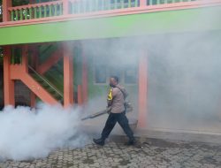 Bhabinkamtibmas di Blora Ikut Terjun Lakukan Fogging