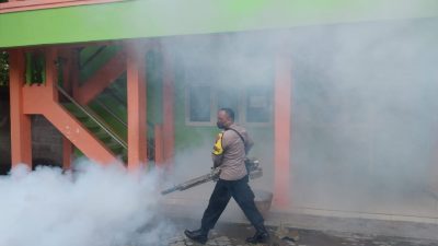 Bhabinkamtibmas di Blora Ikut Terjun Lakukan Fogging