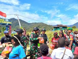 Satgas Yonif 405/SK Berbagi Kebahagiaan dengan Masyarakat Jila Papua