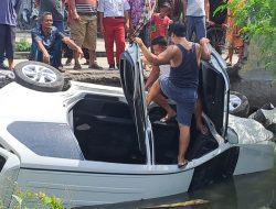 Mobil Pencuri Sepeda Terjun Bebas di Sungai Usai Dikejar Puluhan Warga