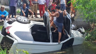Mobil Pencuri Sepeda Terjun Bebas di Sungai Usai Dikejar Puluhan Warga