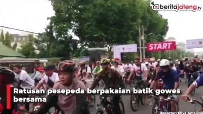 [Video] Gowes Ratusan Orang Berbaju Batik