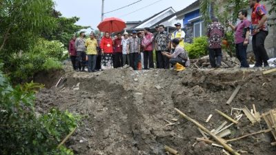 Ita minta BBWS Review aliran Sungai Kripik, Dapati Bangunan Berdiri di Saluran Air Saat Tinjau Longsor