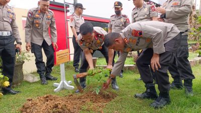 Brigjen Pol Mardiyono Tanam Pohon Buah di Mapolres Blora 