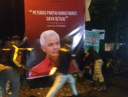 Satpol PP Tertibkan Baliho Ganjar Pranowo di Jalan Erlangga Semarang