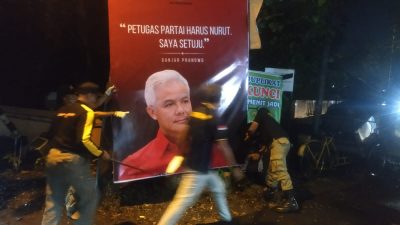 Satpol PP Tertibkan Baliho Ganjar Pranowo di Jalan Erlangga Semarang