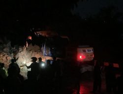 Satu Ekskavator Dikerahkan Bersihkan Material Longsor di Jalan Untung Suropati Ngaliyan