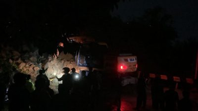 Satu Ekskavator Dikerahkan Bersihkan Material Longsor di Jalan Untung Suropati Ngaliyan