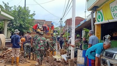 Pemkot Dibantu TNI-Polri Kerja Bhakti Bersihkan Rumah Terdampak Banjir