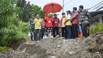Ita dan OPD Tinjau Lokasi Longsor Serahkan Bantuan pada Korban Bencana