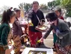 Peringati Hari Pahlawan, Puluhan Anak Disabilitas di Blora Berziarah ke TMP