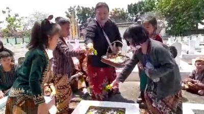 Peringati Hari Pahlawan, Puluhan Anak Disabilitas di Blora Berziarah ke TMP