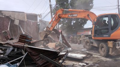 Tujuh Bangunan Liar di Atas Saluran Air di Sendangmulyo Dibongkar Satpol PP