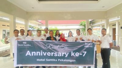 Hotel Santika Pekalongan Bagi Makanan Pokok dan Alat Kebersihan ke RPSBM Kota Pekalongan