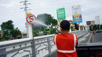 Dinas Perhubungan Bersihkan Rambu Lalu Lintas di 800 Titik Kota Semarang