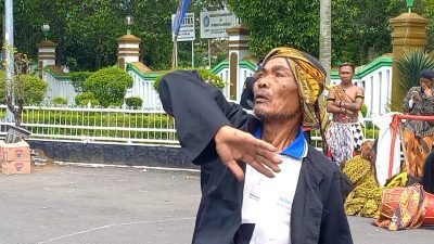 Ada Pawang Hujan Saat Parade Barongan di Alun Alun Blora
