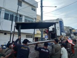 Satpol PP Kota Semarang Bongkar Tiga Lapak Pasar Tumpah di Kranggan