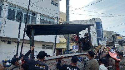 Satpol PP Kota Semarang Bongkar Tiga Lapak Pasar Tumpah di Kranggan