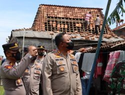 Puluhan Personil Polres Demak Terjun Bantu Korban Angin Puting Beliung