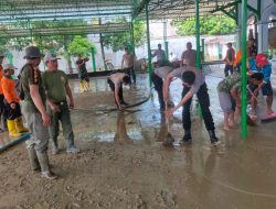 Petugas Gabungan Gotong Royong Bersihkan Sisa Banjir di Masjid dan Pasar Jepon