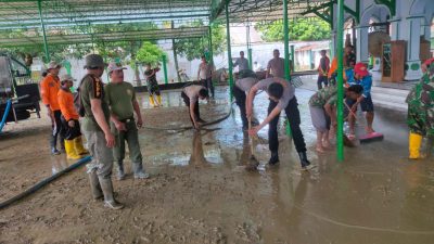 Petugas Gabungan Gotong Royong Bersihkan Sisa Banjir di Masjid dan Pasar Jepon