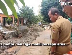 [Video] Banjir di Semarang, Tiga Mobil Hanyut Masuk Sungai
