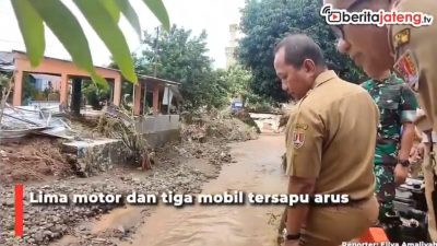 [Video] Banjir di Semarang, Tiga Mobil Hanyut Masuk Sungai