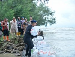 Akibat Gelombang Air Laut Tinggi, Tanggul di Komplek Wisata Marina Semarang Jebol