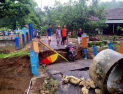 Sebuah Kendaraan Roda Dua di Blora Terperosok Saat Jembatan Mendadak Ambrol