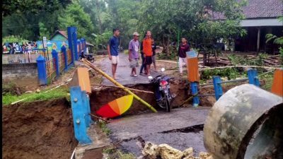 Sebuah Kendaraan Roda Dua di Blora Terperosok Saat Jembatan Mendadak Ambrol