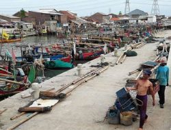 Ketinggian Ombak Capai 4 Meter, Pemprov Jateng Imbau Nelayan Tunda Melaut