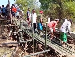 Jembatan Penghubung Putus Diterjang Banjir, Warga Blora Gotong Royong Bangun Jembatan Bambu