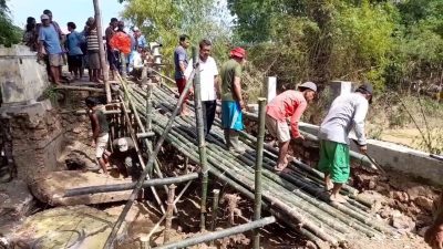 Jembatan Penghubung Putus Diterjang Banjir, Warga Blora Gotong Royong Bangun Jembatan Bambu