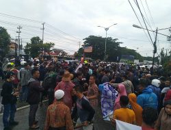 Menolak Tenggelam, Ratusan Warga Terdampak Rob Padati Jalur Pantura Demak – Semarang