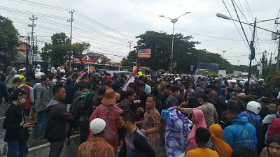 Menolak Tenggelam, Ratusan Warga Terdampak Rob Padati Jalur Pantura Demak – Semarang
