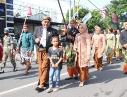 Warga Berebut Selfie dengan Bupati-Wabup Saat Kirab Budaya Hari Jadi Blora ke-273