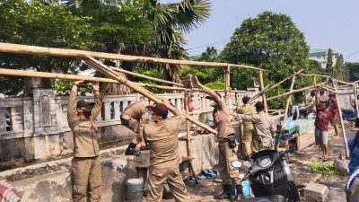 Satpol PP Kota Semarang Bongkar 25 Lapak PKL Liar di Kaligawe